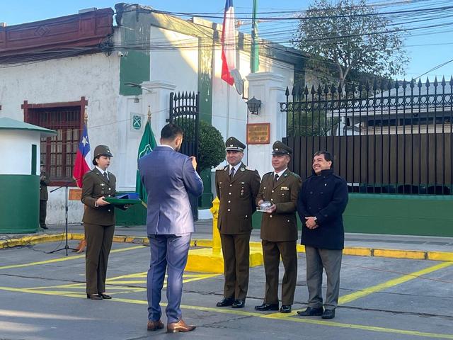 Entrega de un reconocimiento frente al cuartel, con carabineros en formación