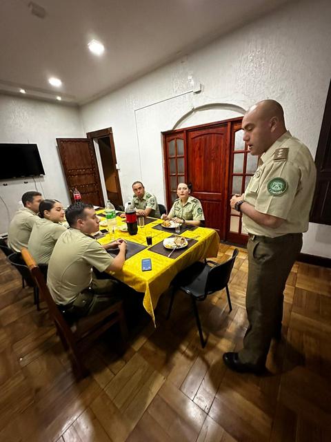 Un carabinero de pie dirige unas palabras durante la cena