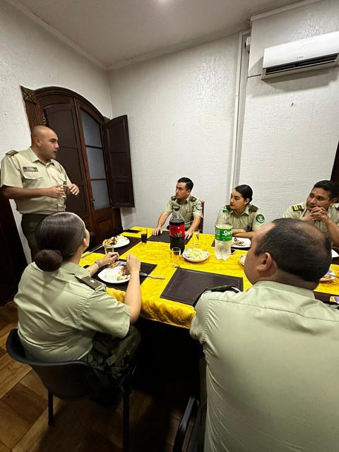 Carabineros conversan durante la cena de Año Nuevo