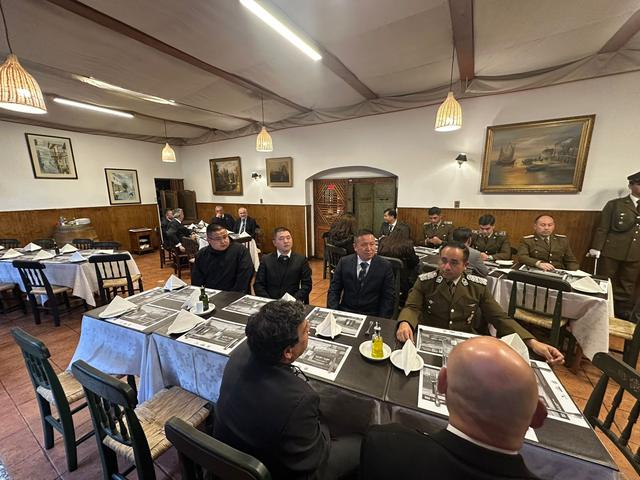 El salón con las mesas preparadas para la cena