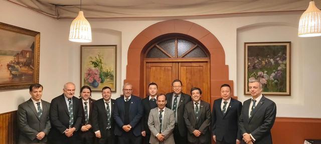 Foto de grupo de integrantes del círculo de terno