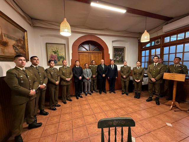 Alguaciles y carabineros de pie, formando un círculo en el salón