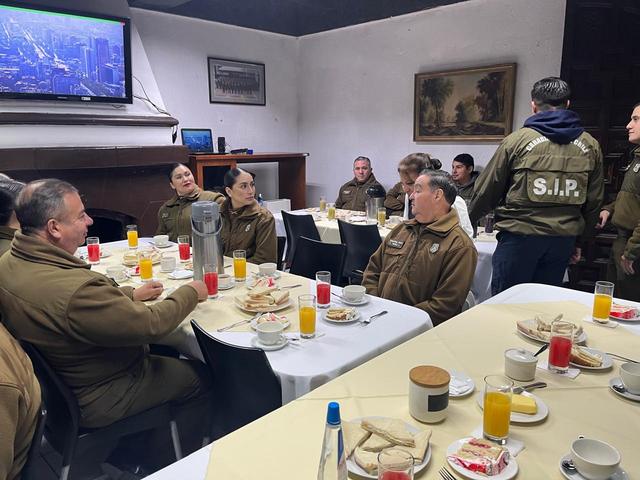 Vista del comedor con el personal a la mesa