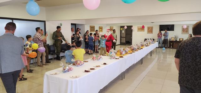 Mesa larga con regalos y dulces para los niños