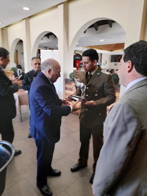 Entrega de una estatuilla a un carabinero