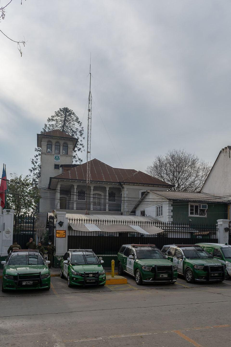 Fachada de la 2ª Comisaría de Santiago con su torreón y galería de arcos