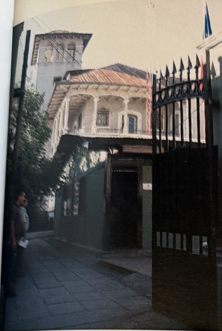 Reja de entrada al cuartel con la casona al fondo