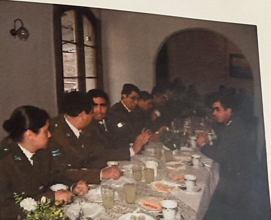 Carabineros comparten un desayuno en una mesa larga