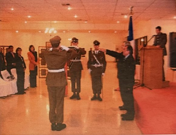 Ceremonia de juramento en un salón, con carabineros en formación